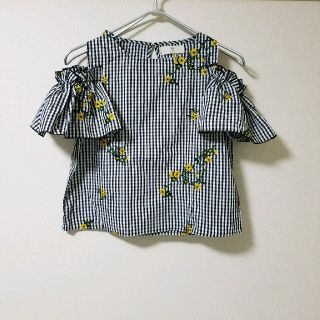 rps 肩あき　フラワー刺繍　袖フリルブラウス(シャツ/ブラウス(半袖/袖なし))