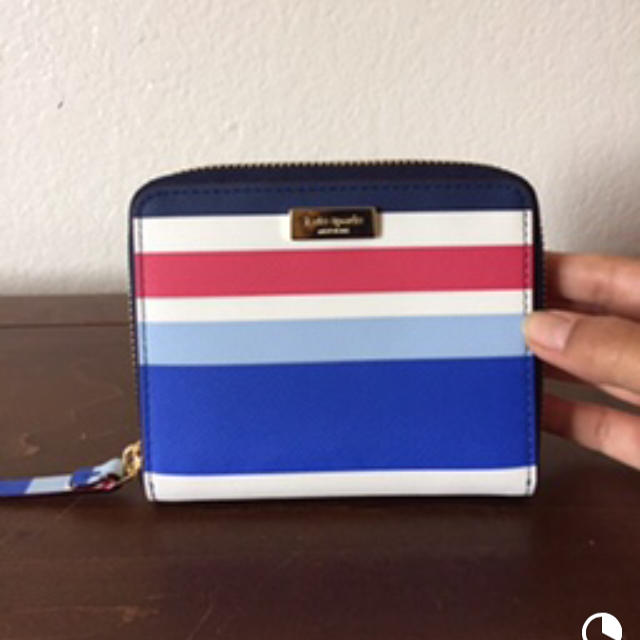 kate spade new york(ケイトスペードニューヨーク)のフリル特価【新品未使用】ケイトスペード 折り財布 マリンカラー レディースのファッション小物(財布)の商品写真