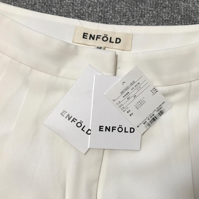 ENFOLD(エンフォルド)のENFOLD エンフォルド タックアンクルパンツ ホワイト レディースのパンツ(クロップドパンツ)の商品写真