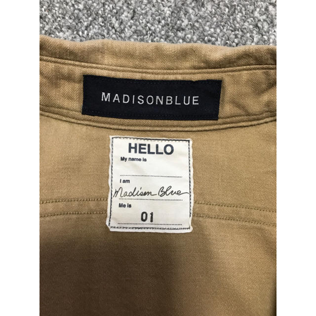 MADISONBLUE(マディソンブルー)のマディソンブルー パールボタン バックサテンシャツ レディースのトップス(シャツ/ブラウス(長袖/七分))の商品写真