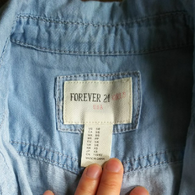 FOREVER 21(フォーエバートゥエンティーワン)のforever21 girls デニムシャツ 110 120  キッズ/ベビー/マタニティのキッズ服女の子用(90cm~)(Tシャツ/カットソー)の商品写真