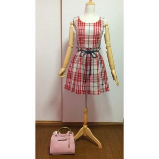 バーバリー(BURBERRY)の新品同様美品！バーバリーブルーレーベルの麻混赤チェックワンピース(ミニワンピース)