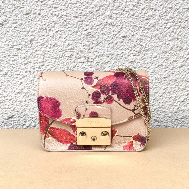 白 フリル付 フルラ FURLA ニコライバーグマン メトロポリス