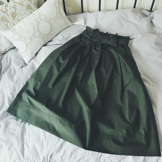 UNIQLO(ユニクロ)の   【新品】リボンベルトフレアスカート レディースのスカート(ひざ丈スカート)の商品写真