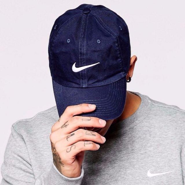 NIKE(ナイキ)の限定価格！★新品NIKE★ナイキswoosh刺繍ロゴキャップネイビー メンズの帽子(キャップ)の商品写真