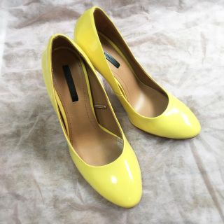 ザラ(ZARA)のザラ イエロー エナメル パンプス ZARA 23cm 22.5cm(ハイヒール/パンプス)