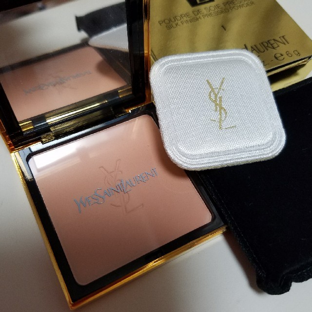 Yves Saint Laurent Beaute(イヴサンローランボーテ)の未使用　イヴ・サンローラン　パウダーファンデーション コスメ/美容のベースメイク/化粧品(ファンデーション)の商品写真