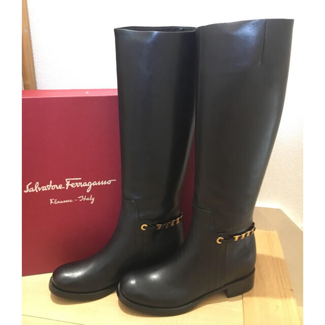 海外限定】 Salvatore Ferragamo サルヴァトーレフェラガモ・ヴァラ