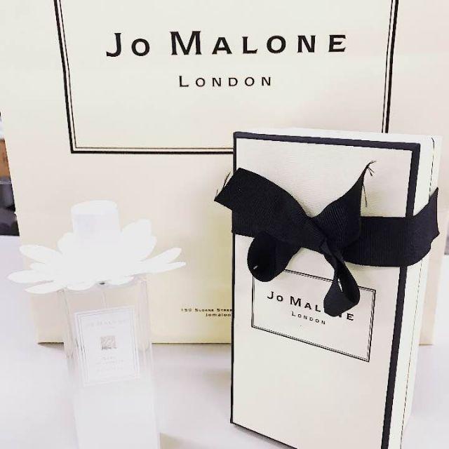 Jo Malone(ジョーマローン)の限定品　新品 ジョーマローン スターマグノリア ヘアミスト コスメ/美容のヘアケア/スタイリング(ヘアウォーター/ヘアミスト)の商品写真