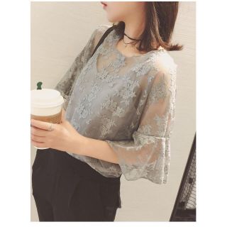 ザラ(ZARA)の大人女子に！シックなグレー 花柄　レース　透け感　ブラウス(シャツ/ブラウス(半袖/袖なし))