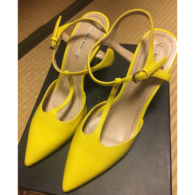 ZARA(ザラ)のZARAイエローピンヒールパンプス レディースの靴/シューズ(ハイヒール/パンプス)の商品写真