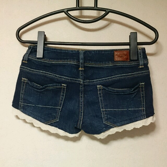 American Eagle(アメリカンイーグル)のA.Eagle♥フリル付デニムショーパン レディースのパンツ(ショートパンツ)の商品写真