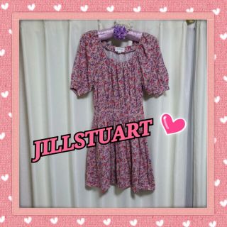 ジルスチュアート(JILLSTUART)のJILLSTUARTふんわり袖花柄ワンピ(ひざ丈ワンピース)