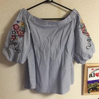 シマムラ(しまむら)の刺繍♡オフショルトップス♡(カットソー(半袖/袖なし))