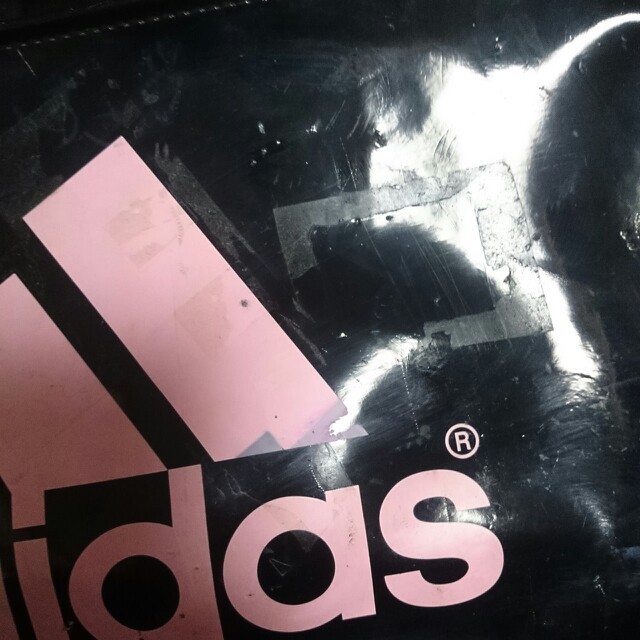adidas(アディダス)のadidasエナメルバック レディースのバッグ(リュック/バックパック)の商品写真