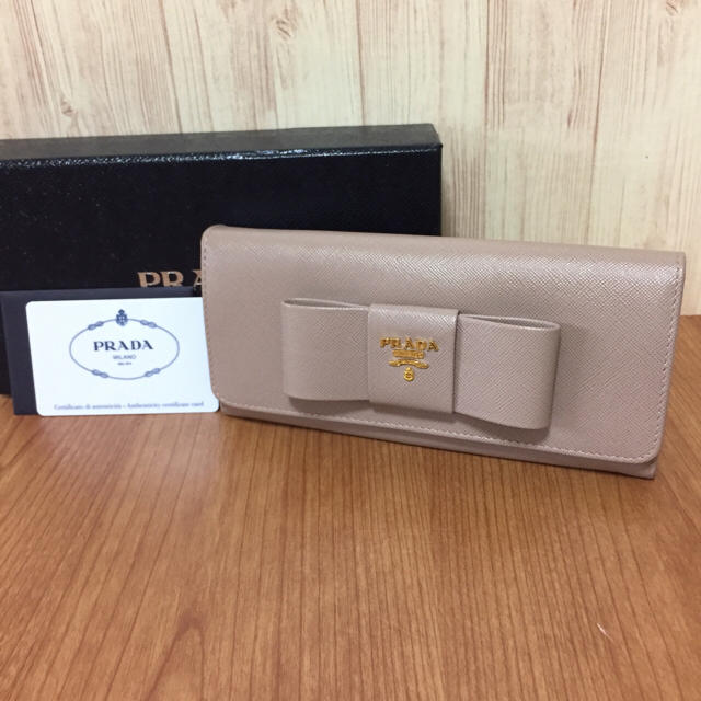 新品♡ 可愛い プラダ リボン 長財布♡ ベージュ パスケースつき カメオ ♡ | フリマアプリ ラクマ
