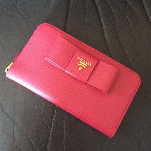 PRADA(プラダ)の新品未使用 プラダ 財布 リボン ピンク バッグ シャネル サンローランチェーン レディースのファッション小物(財布)の商品写真