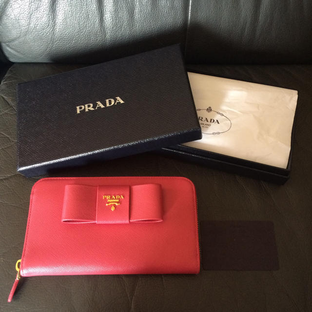 PRADA(プラダ)の新品未使用 プラダ 財布 リボン ピンク バッグ シャネル サンローランチェーン レディースのファッション小物(財布)の商品写真