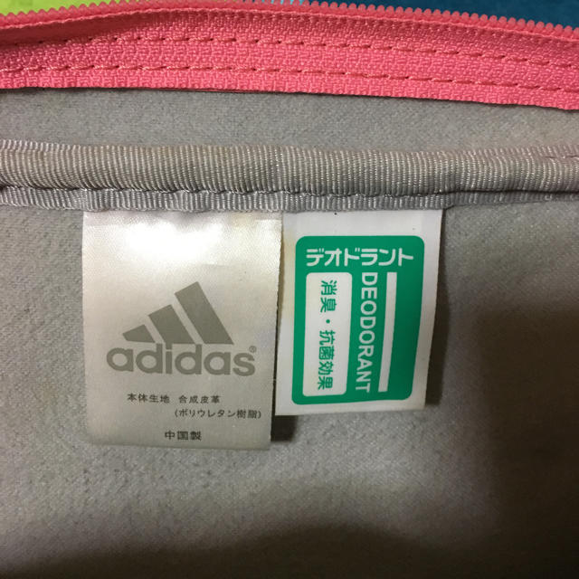 adidas(アディダス)のadidasミニエナメルバッグ レディースのバッグ(ショルダーバッグ)の商品写真