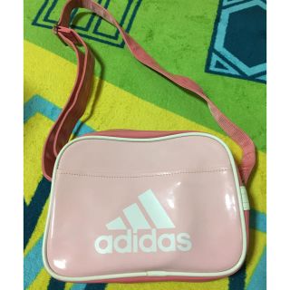 アディダス(adidas)のadidasミニエナメルバッグ(ショルダーバッグ)