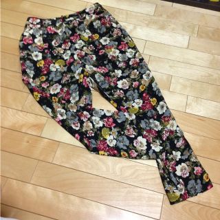 オンザカウチ(on the couch)の花柄パンツ(サルエルパンツ)