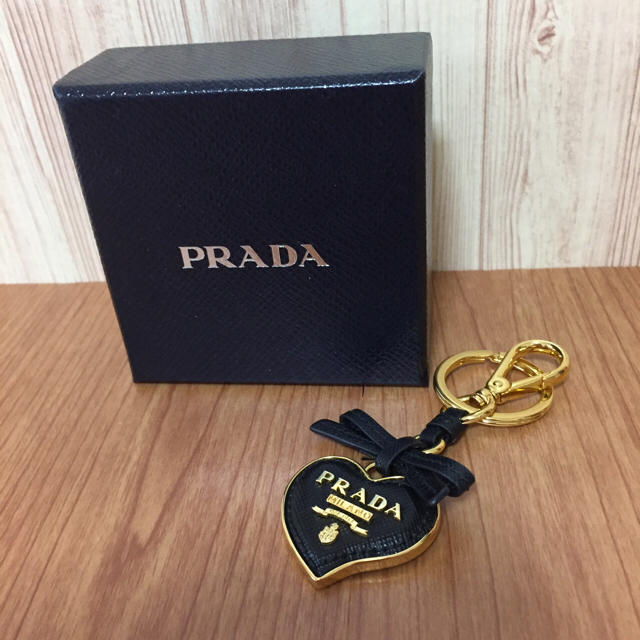 PRADA(プラダ)の新品 プラダ 大人気の ハート キーホルダー レザー ブラック ♡キーリング レディースのファッション小物(キーホルダー)の商品写真