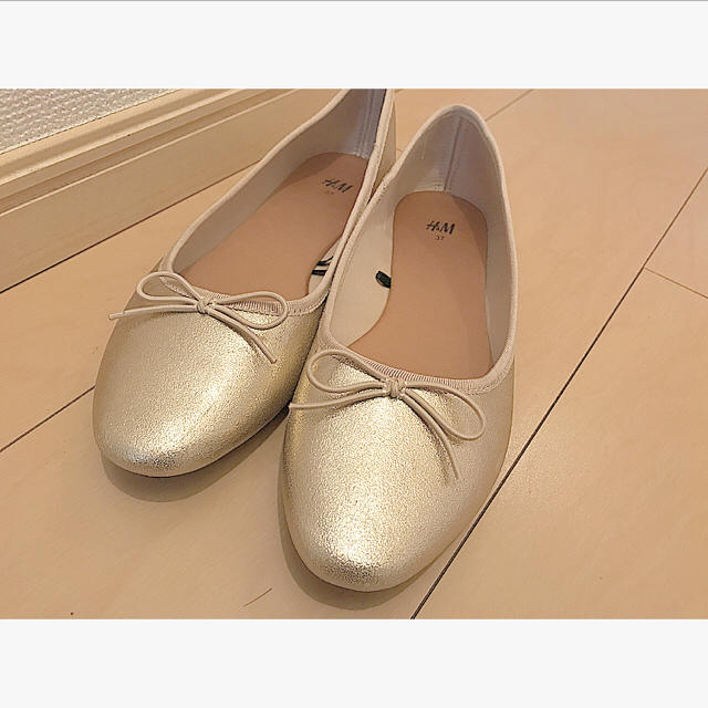 H&M(エイチアンドエム)のバレエシューズ ゴールド レディースの靴/シューズ(バレエシューズ)の商品写真