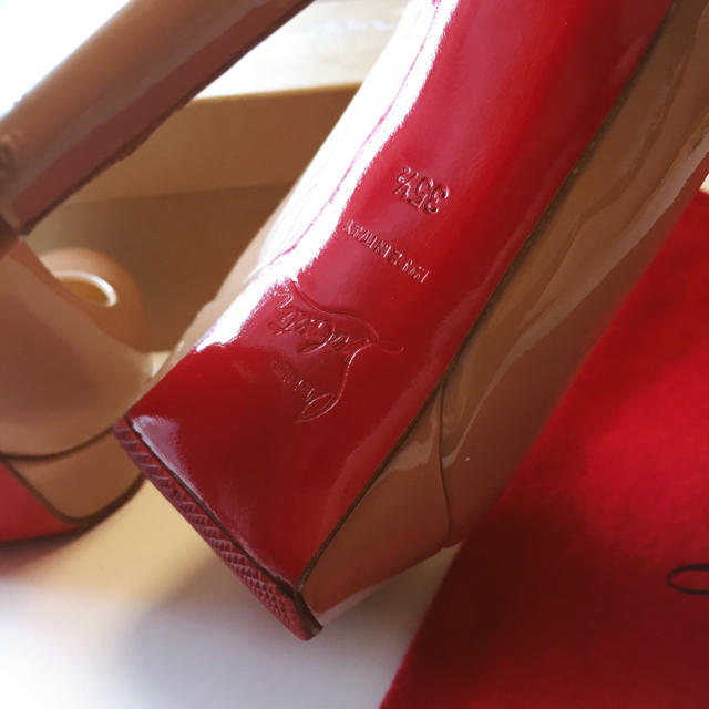 Christian Louboutin(クリスチャンルブタン)のあんこ様専用 ルブタン ベージュ パンプス レディースの靴/シューズ(ハイヒール/パンプス)の商品写真