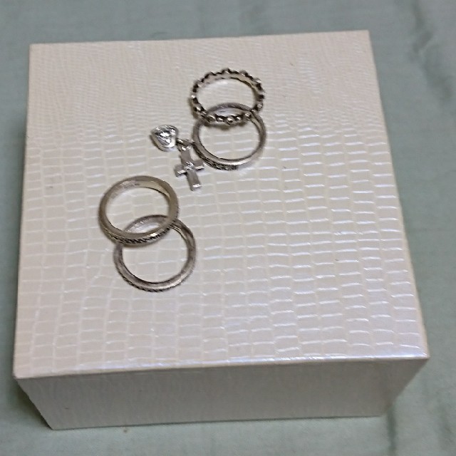 ANNA SUI(アナスイ)の特価ANNA SUI 廃盤クロスとハートモチーフのアンティーク調リング ユーズド レディースのアクセサリー(リング(指輪))の商品写真