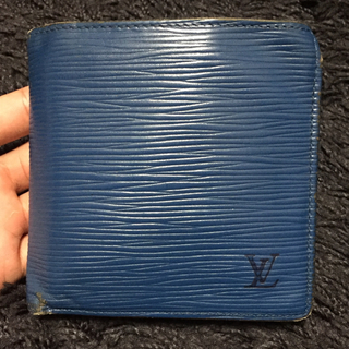 ルイヴィトン(LOUIS VUITTON)のLOUIS VUITTON ルイヴィトン 折り財布 エピ ブルー ロゴ 黒(折り財布)
