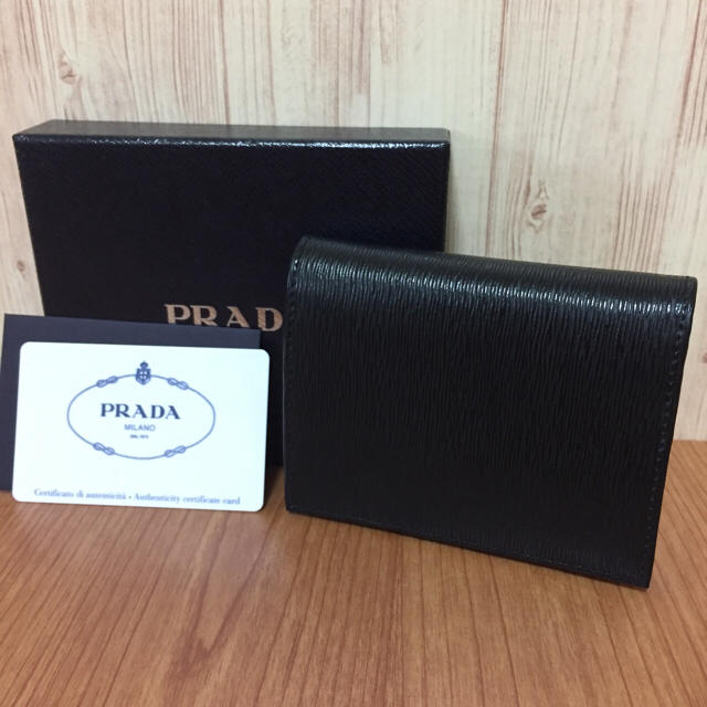 PRADA(プラダ)の新作‼︎ プラダ 中赤 折り財布☆ 希少‼︎ 縦サフィアーノ☆ラスト1つ！！ レディースのファッション小物(財布)の商品写真