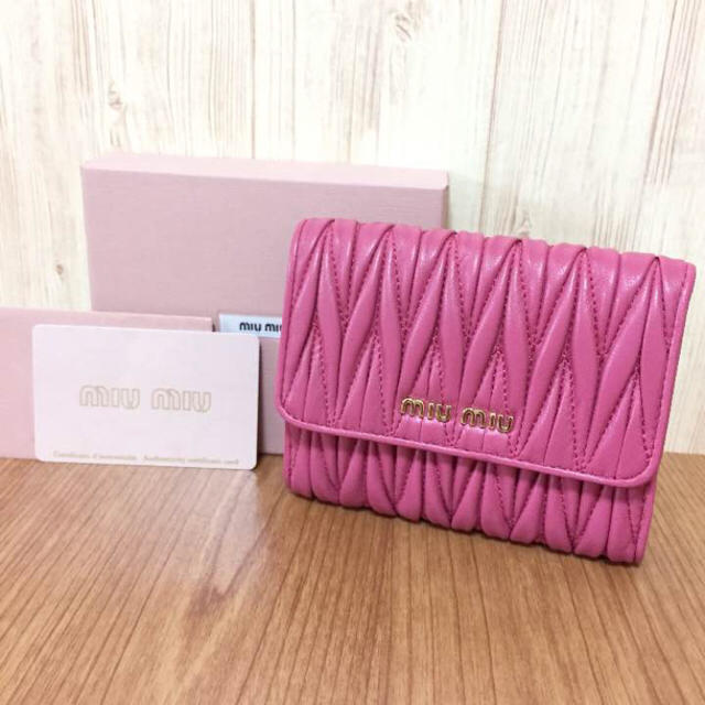 新品 可愛い♡ MIUMIU マトラッセ 二つ折り財布 ミュウミュウ ピンク 新品 可愛い♡ MIUMIU マトラッセ 二つ折り財布 ミュウミュウ ピンク