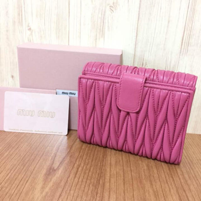 新品 可愛い♡ MIUMIU マトラッセ 二つ折り財布 ミュウミュウ ピンク 新品 可愛い♡ MIUMIU マトラッセ 二つ折り財布 ミュウミュウ ピンク