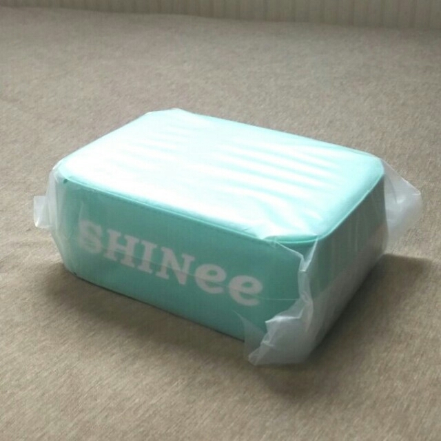 SHINee(シャイニー)の[即購入可] SHINee SMTOWN ミニショルダーバッグ エンタメ/ホビーのタレントグッズ(アイドルグッズ)の商品写真