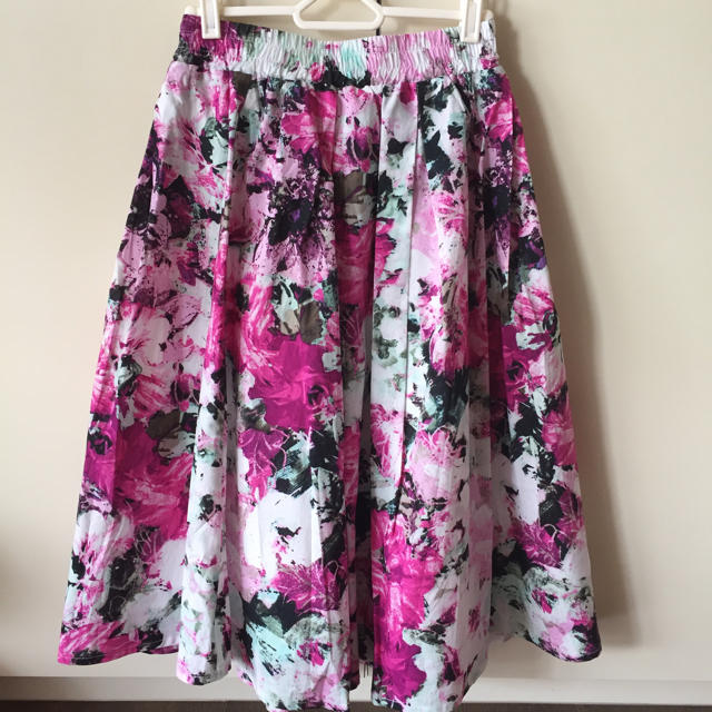 しまむら(シマムラ)のブロード花柄スカート  水彩柄  ボタニカル柄 レディースのスカート(ひざ丈スカート)の商品写真