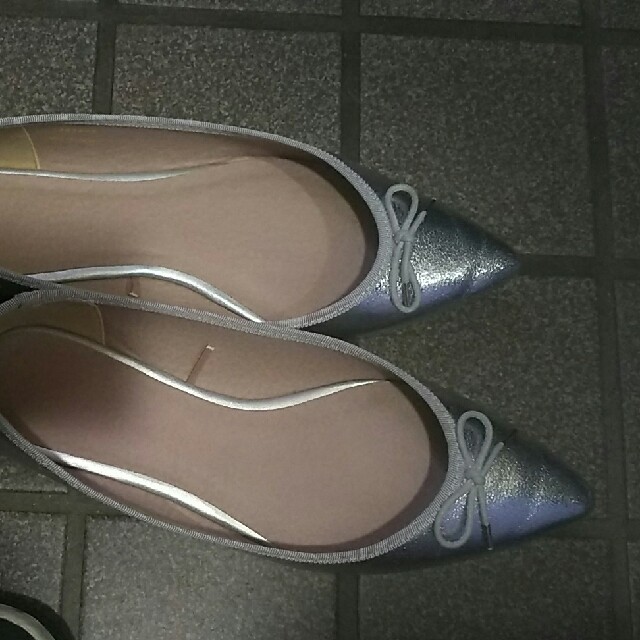 GU(ジーユー)のGU★シルバーフラットパンプスＬ レディースの靴/シューズ(バレエシューズ)の商品写真