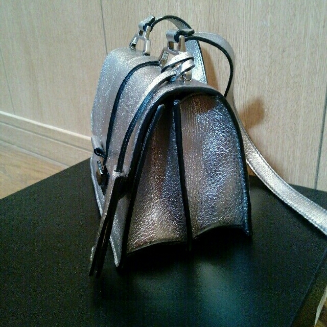 miumiu(ミュウミュウ)の【はる様専用】MiuMiu　ショルダーバック　シルバー レディースのバッグ(ショルダーバッグ)の商品写真