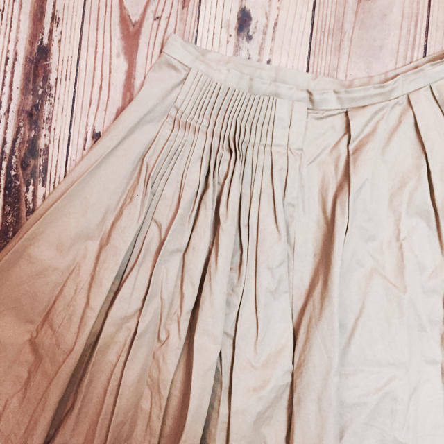 bulle de savon(ビュルデサボン)のcaph プリーツベージュスカート レディースのスカート(ひざ丈スカート)の商品写真