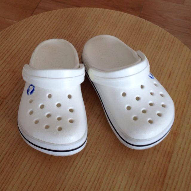 crocs(クロックス)のキッズ  サンダル キッズ/ベビー/マタニティのキッズ靴/シューズ(15cm~)(その他)の商品写真