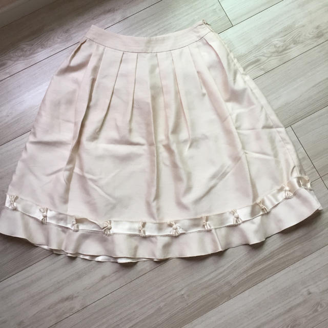 TO BE CHIC(トゥービーシック)の美品 TO BECHICトゥービーシック 裾テープリボンが可愛いふんわりスカート レディースのスカート(ひざ丈スカート)の商品写真