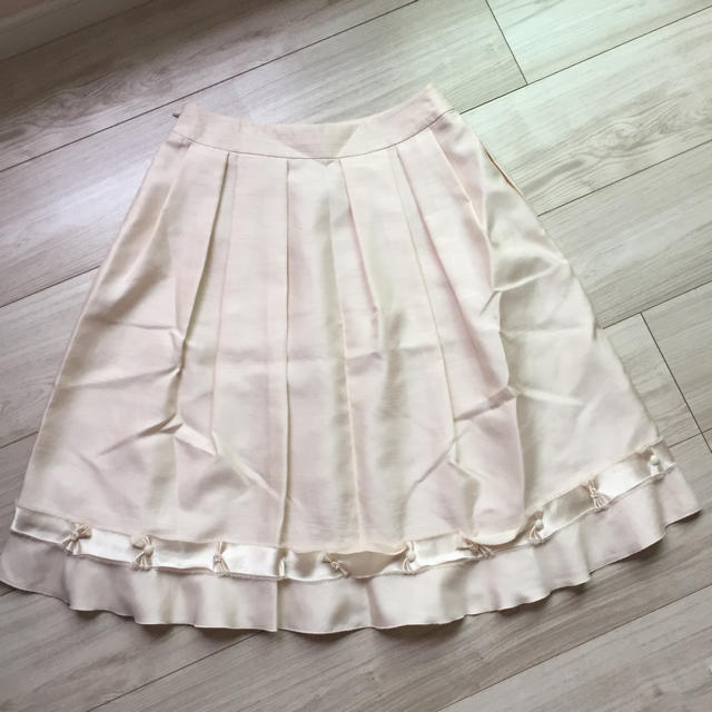 TO BE CHIC(トゥービーシック)の美品 TO BECHICトゥービーシック 裾テープリボンが可愛いふんわりスカート レディースのスカート(ひざ丈スカート)の商品写真
