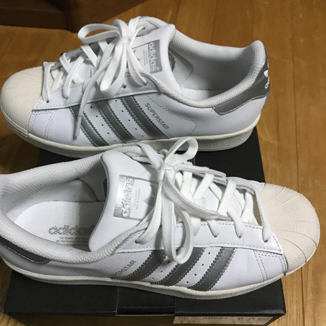 adidas(アディダス)の8/20迄値下げ！送料込⭐️アディダス スーパースター  白✖️シルバー レディースの靴/シューズ(スニーカー)の商品写真