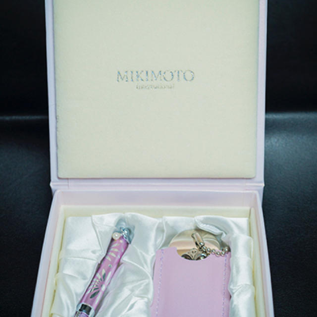 MIKIMOTO(ミキモト)の値下しました！ミキモト♡ピンクの花柄♡リップブラシとミラーのセット コスメ/美容のベースメイク/化粧品(リップライナー)の商品写真