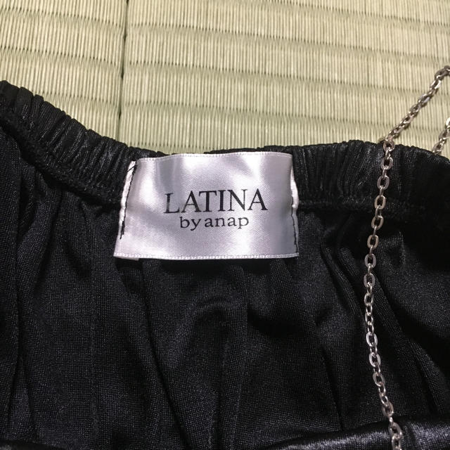 ANAP Latina(アナップラティーナ)のツヤ素材チェーン付きベアトップ レディースのトップス(ベアトップ/チューブトップ)の商品写真