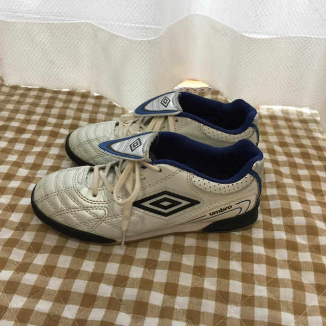 UMBRO(アンブロ)の使用回数極少‼️umbro フットサルシューズ 20cm 体育館シューズ キッズ/ベビー/マタニティのキッズ靴/シューズ(15cm~)(スニーカー)の商品写真