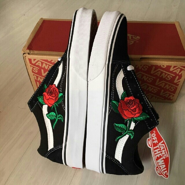 VANS(ヴァンズ)のVANS バンズ old skool 24.0 カスタム ローズ　薔薇　バラ レディースの靴/シューズ(スニーカー)の商品写真