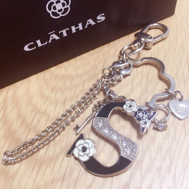 CLATHAS(クレイサス)のクレイサス♡バッグチャーム♡イニシャル♡カメリア ハンドメイドのファッション小物(バッグチャーム)の商品写真