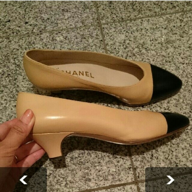 CHANEL(シャネル)のシャネル パンプス 23.5㎝ バイカラー 未使用品 レディースの靴/シューズ(ハイヒール/パンプス)の商品写真