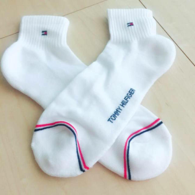 TOMMY HILFIGER(トミーヒルフィガー)の2足組！新品未使用 tommy hilfigerロゴ入り メンズ靴下 白 メンズのレッグウェア(ソックス)の商品写真