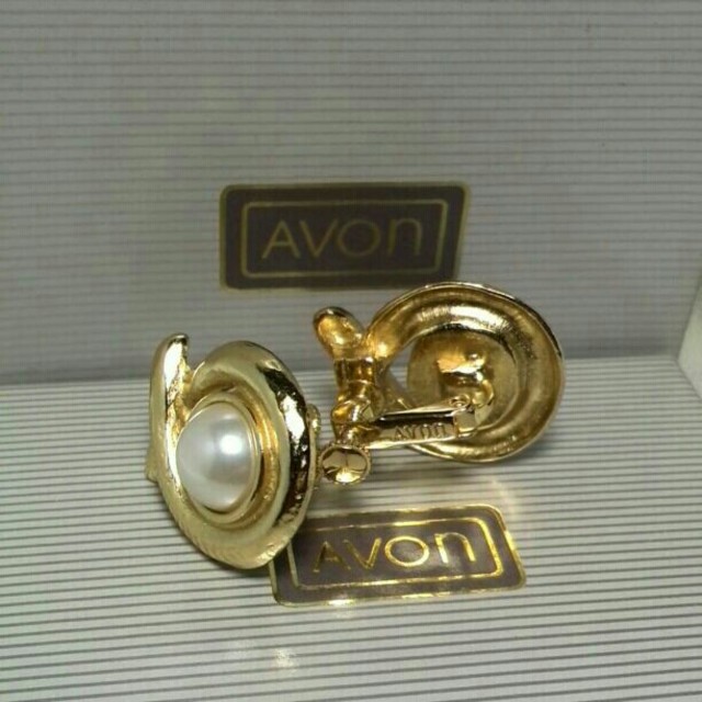 AVON(エイボン)の1285.AVON パールイヤリング新品同様 レディースのアクセサリー(イヤリング)の商品写真